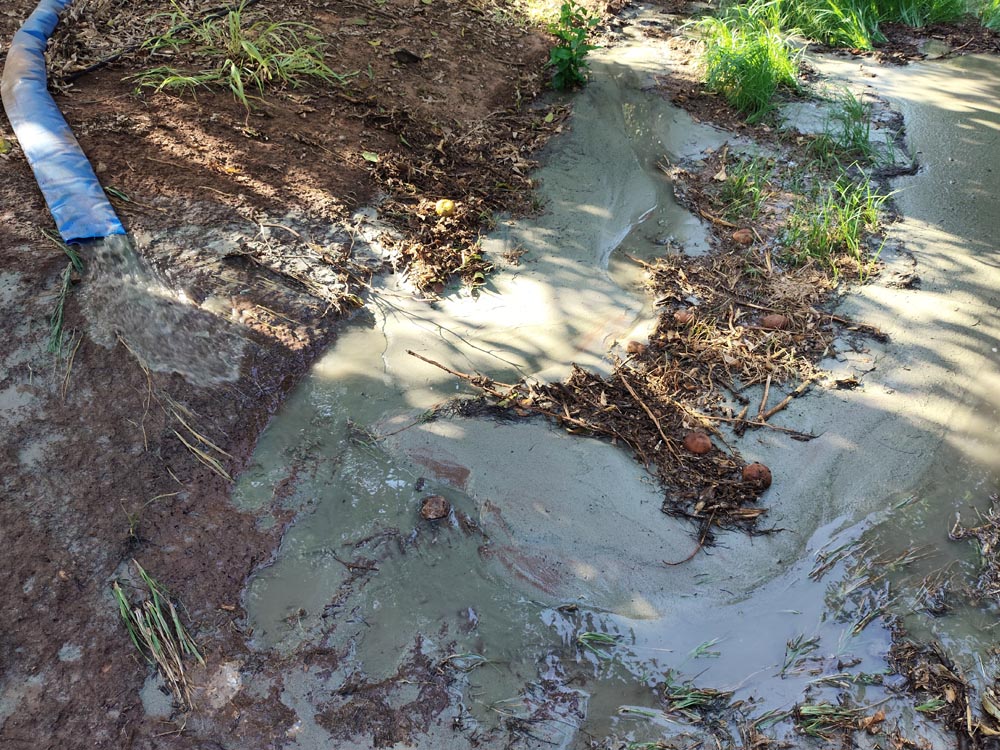 pulizia lago artificiale per irrigazione-fango aspirato